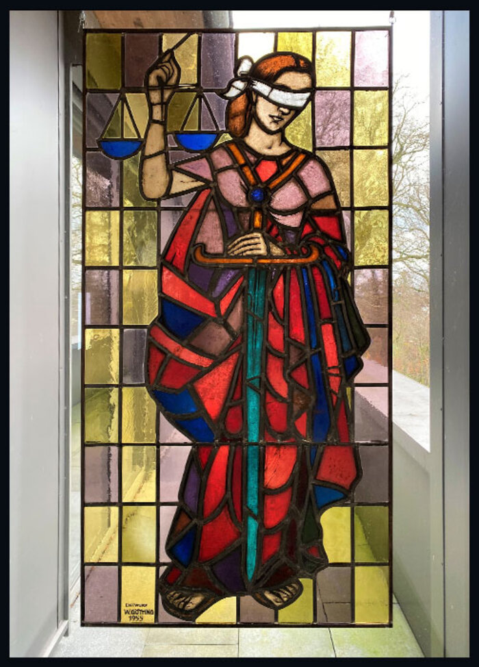 Buntglasfenster Justitia in der Kanzlei Am Westwall